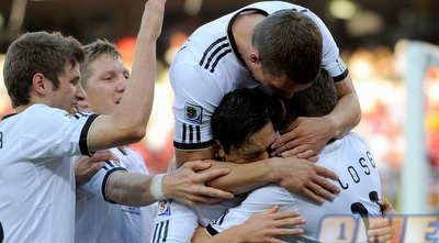 שחקני גרמניה חוגגים את השער הראשון של קלוסה (GettyImages) שחקני גרמניה חוגגים את השער הראשון של קלוסה (GettyImages)