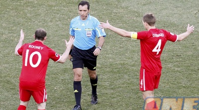 ג´רארד ורוני זועמים על השיפוט (GettyImages) ג´רארד ורוני זועמים על השיפוט (GettyImages)