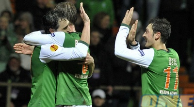 אוזיל במדי ברמן (רויטרס)