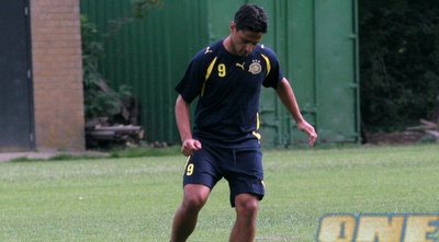 ברק יצחקי בוחן את הכדור מקרוב (ליאור טימור)