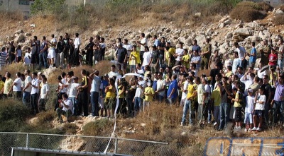 אוהדי בית&qout;ר. לא צריל לעלות להם את המחירים (גיא בן זיו)