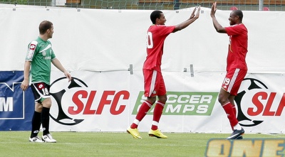 עותמאן רואה את טראורה חוגג את ה-0:1 (דרור עינב)