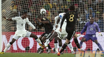 אוזיל מפציץ לרשת קינגסון. איה שער מדהים (רויטרס)