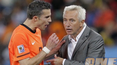 ואן פרסי עם מאמנו. אמר או לא אמר את הדברים? (רויטרס)