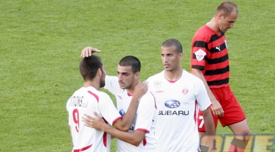 שכטר חוגג עם חבריו את השער הראשון (רועי גלדסטון) שכטר חוגג עם חבריו את השער הראשון (רועי גלדסטון)