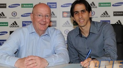 יוסי בניון חותם על חוזהו בצ´לסי (ONE) יוסי בניון חותם על חוזהו בצ´לסי (ONE)