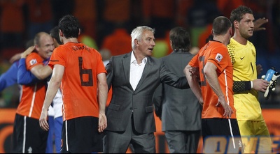 ואן מאווריק חוגג עם החניכים שלו את הניצחון (רויטרס)