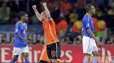 ווסלי סניידר חוגג, ג´ילברטו סילבה לא מעכל (רויטרס)