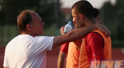 דה סילבה לוגם מים לאחר האימון (רועי גלדסטון)