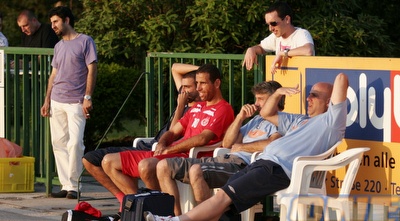 וואליד באדיר נח לו על הספסל (רועי גלדסטון)