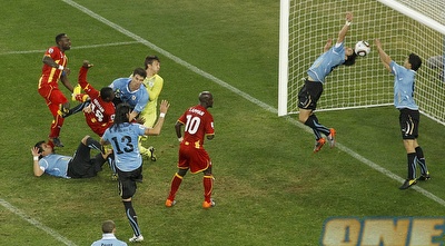 סוארס עוצר עם היד (רויטרס)