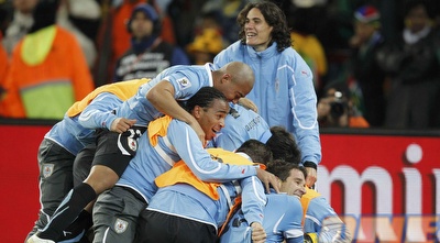 שחקני אורוגוואי בערימת ילדים על אבראו (רויטרס)