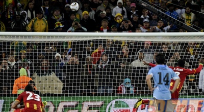 הפנדל של ג&acute;יאן אסמואה שנהדף במשקוף ומנע ניצחון דרמטי לפני הפנדלים (רויטרס)