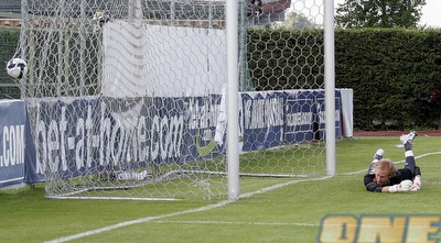 השוער האוסטרי רואה את הכדור ברשת, 0:1 לירוקים (דרור עינב)