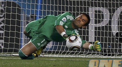 וייאר הודף את הבעיטה השניה של אלונסו (רויטרס)