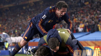 ספרד חוגגת את ההעפלה לחצי הגמר (רויטרס)