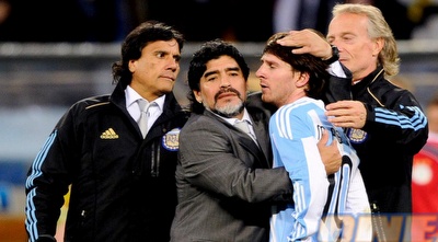 מראדונה ומסי. היעד הבא קצת קטן יותר (רויטרס) מראדונה ומסי. היעד הבא קצת קטן יותר (רויטרס)