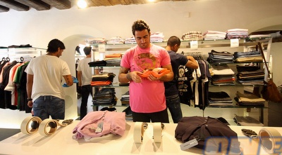 אמיר אדרי בודק את הנעליים באוסטריה (דרור עינב) אמיר אדרי בודק את הנעליים באוסטריה (דרור עינב)