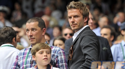 דייויד וברוקלין בקהאם ביציע. מתכוננים להצגה (רויטרס) דייויד וברוקלין בקהאם ביציע. מתכוננים להצגה (רויטרס)