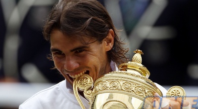 נדאל מביע אהבה לגביע (GettyImages) נדאל מביע אהבה לגביע (GettyImages)