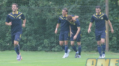 יובל אבידור חוגג עם מאור בוזגלו, רוברטו קולאוטי וקלמי סבן (ליאור טימור)