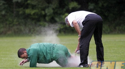 בוקולי מקבל טיפול במהלך האימון (דרור עינב)
