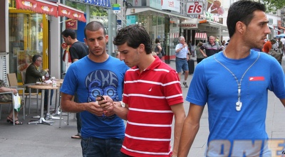 שחקני הפועל במדרחוב בווינה (רועי גלדסטון)