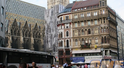 שחקני הפועל במדרחוב בווינה (רועי גלדסטון)