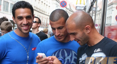 שחקני הפועל במדרחוב בווינה (רועי גלדסטון)