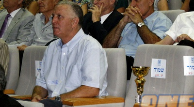 מוטי ארואסטי ללא בן הזוג מימי מכבי ת&qout;א, מיקי ברקוביץ´ (יניב גונן) מוטי ארואסטי ללא בן הזוג מימי מכבי ת&qout;א, מיקי ברקוביץ´ (יניב גונן)