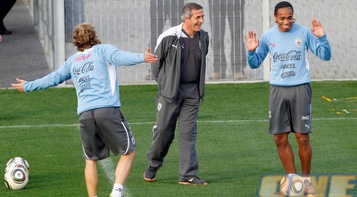 טבארס עם פריירה ופורלאן באימון (רויטרס)