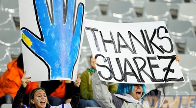 אוהדי אורוגוואי מודים לסוארס (רויטרס)