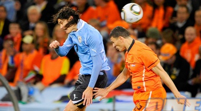 חאליד בולארוז ואדיסון קבאני עולים לכדור גובה (רויטרס)