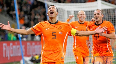 סניידר ורובן רודפים אחרי ואן ברונקהורסט (רויטרס)