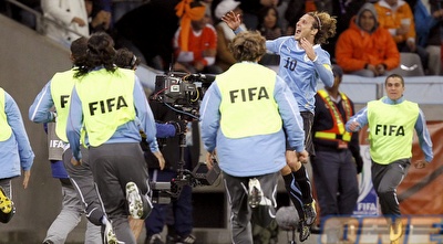 דייגו פורלאן והחברים חוגגים את השוויון המדהים (רויטרס)