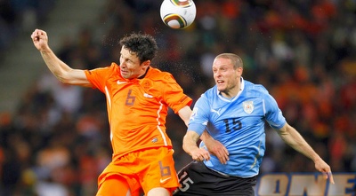 דייגו פרס ומארק ואן בומל בחיפוש אחר הג´בולאני  (רויטרס)