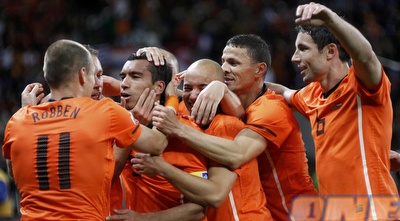הולנד חוגגת  לאחר השער המדהים של ואן ברונקהורסט (רויטרס)