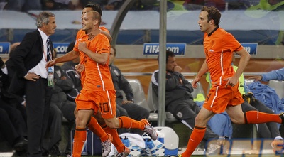 ווסלי סניידר חוגג עם החברים את השער הקריטי (רויטרס)