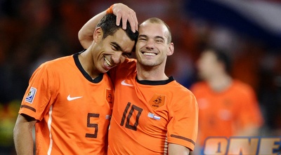 שניים מהכובשים, סניידר ו-ואן ברונקהורסט חוגגים העפלה לגמר (רויטרס)