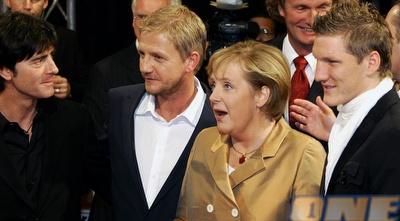 שווייני מציג את מרקל ליוגי לאב (רויטרס)