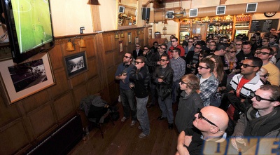 אוהדים רואים משחק בתלת מימד. חוויה נהדרת (רויטרס)