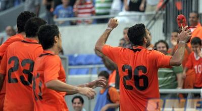 תתרגלו. הטקס של שלו מנשה, עכשיו במדים הכתומים (דרור עינב)