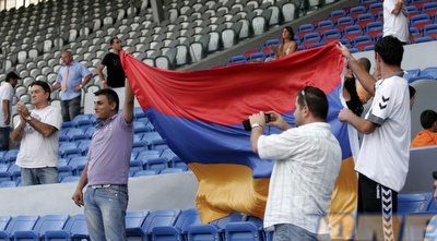 אוהדים ארמנים. כמה בודדים הגיעו לבלומפילד (דרור עינב)