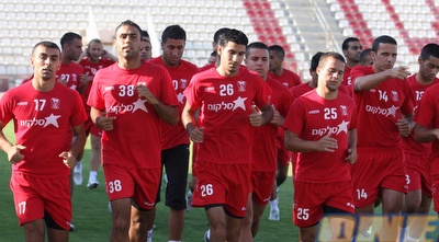 שחקני בני סכנין מזיעים באימון הצהריים (עמית מצפה) שחקני בני סכנין מזיעים באימון הצהריים (עמית מצפה)