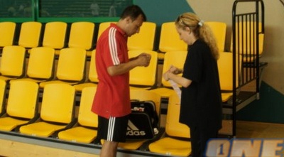 ד&qout;ר גלי דר מקבלת ציוד מהפיזיתרפיסט של הנבחרת הטורקית