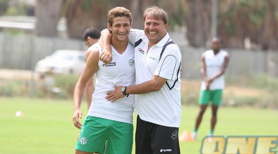 אלישע מחבק את גדיר בימים טובים יותר  (עמית מצפה)