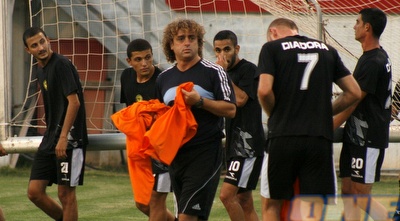 ראובן עטר עם שחקניו. יעשה קסמים עם הסגל הצעיר? (יניב גונן)