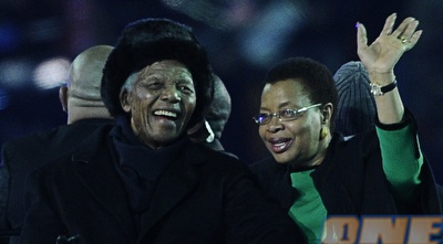 מנדלה ורעייתו באצטדיון הסוקר סיטי (רויטרס)