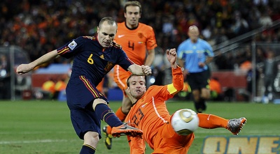 אינייסטה כובש את השער (רויטרס)