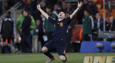 אינייסטה חוגג ב-2010 . ההיסטוריה חוזרת (רויטרס) אינייסטה חוגג ב-2010 . ההיסטוריה חוזרת (רויטרס)